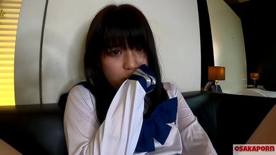 Cô gái Nhật Bản 18 tuổi với bộ ngực nhỏ phun ra và cực khoái với ngón tay làm tình và đồ chơi tình dục. Cô gái châu Á trong trang phục cosplay học sinh thổi kèn trong video nghiệp dư. Mao 7 OSAKAPORN.